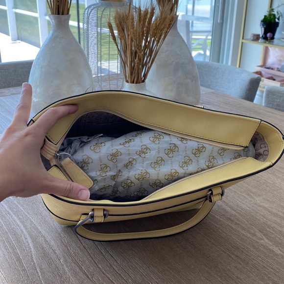 Brand new Yellow Guess purse - Picture 4 of 4